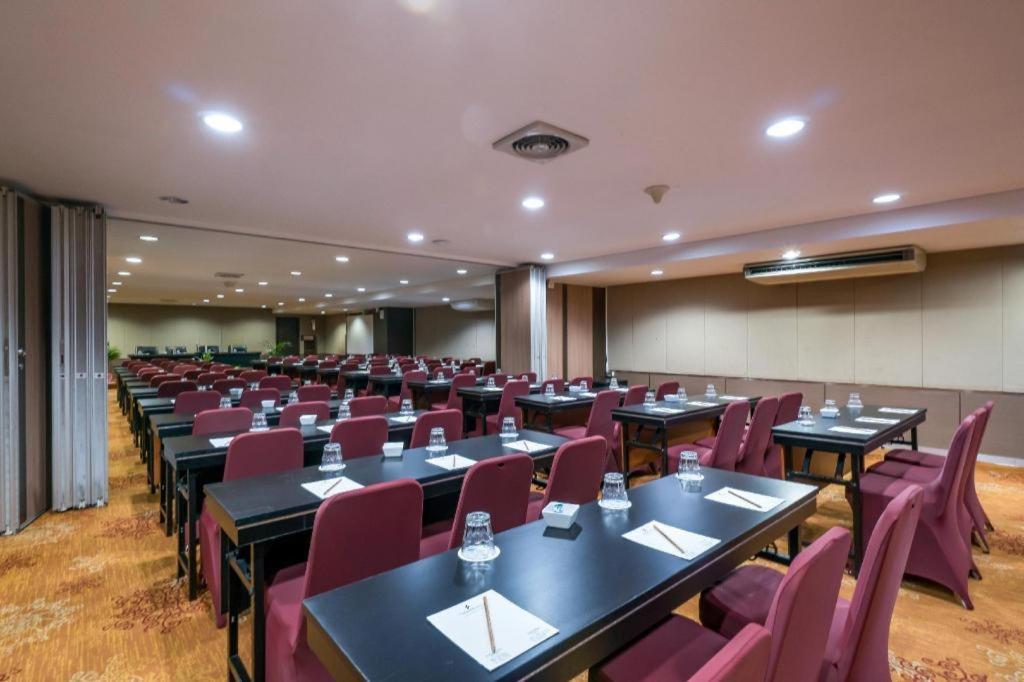 Sofyan Hotel Cut Meutia Джакарта Экстерьер фото